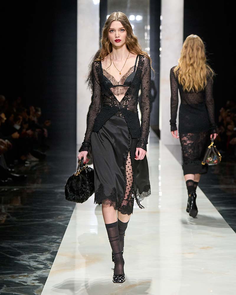 Zwartkanten lingeriejurk met daaronder zwartkanten op de catwalk van Dolce & Gabbana. Photo courtesy of Dolce & Gabbana