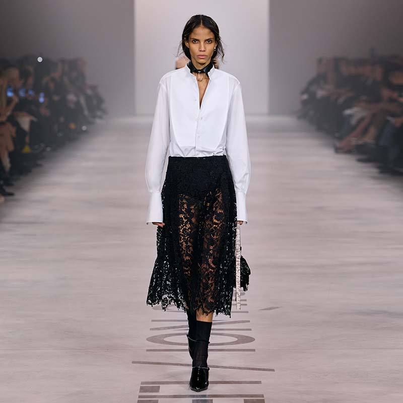 Contrasten bij Fendi: lingerierok met stijve witte blouse. Photo courtesy of Fendi