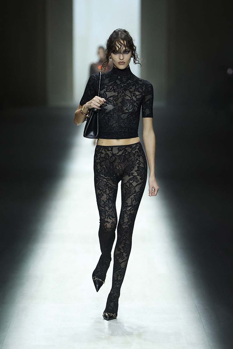 Strak zwartkanten setje - top en leggings - bij Gucci. Photo courtesy of Gucci