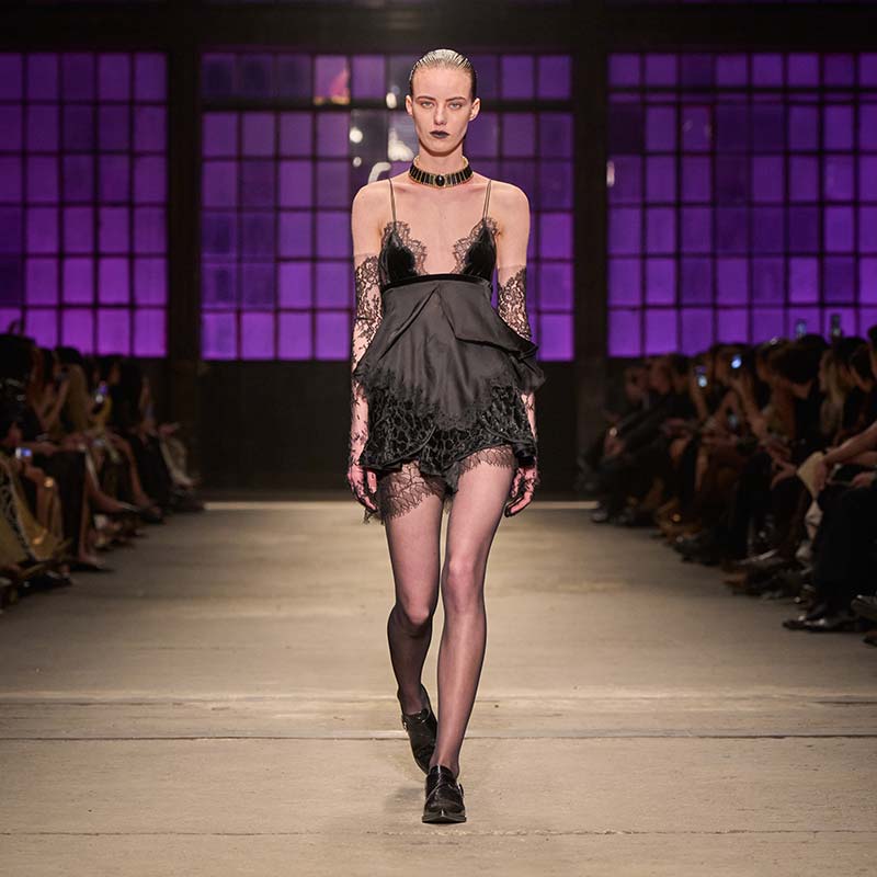 Babydoll-achtig jurkjemet daaronder platte schoenen bij Roberto Cavalli. Photo courtesy of Roberto Cavalli