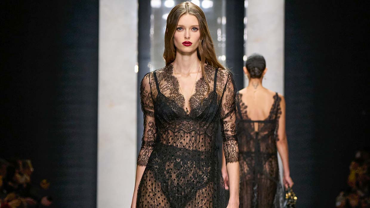 De nieuwe lingerietrend voor winter 2026-2027: zo style je die. Photo courtesy of Dolce & Gabbana