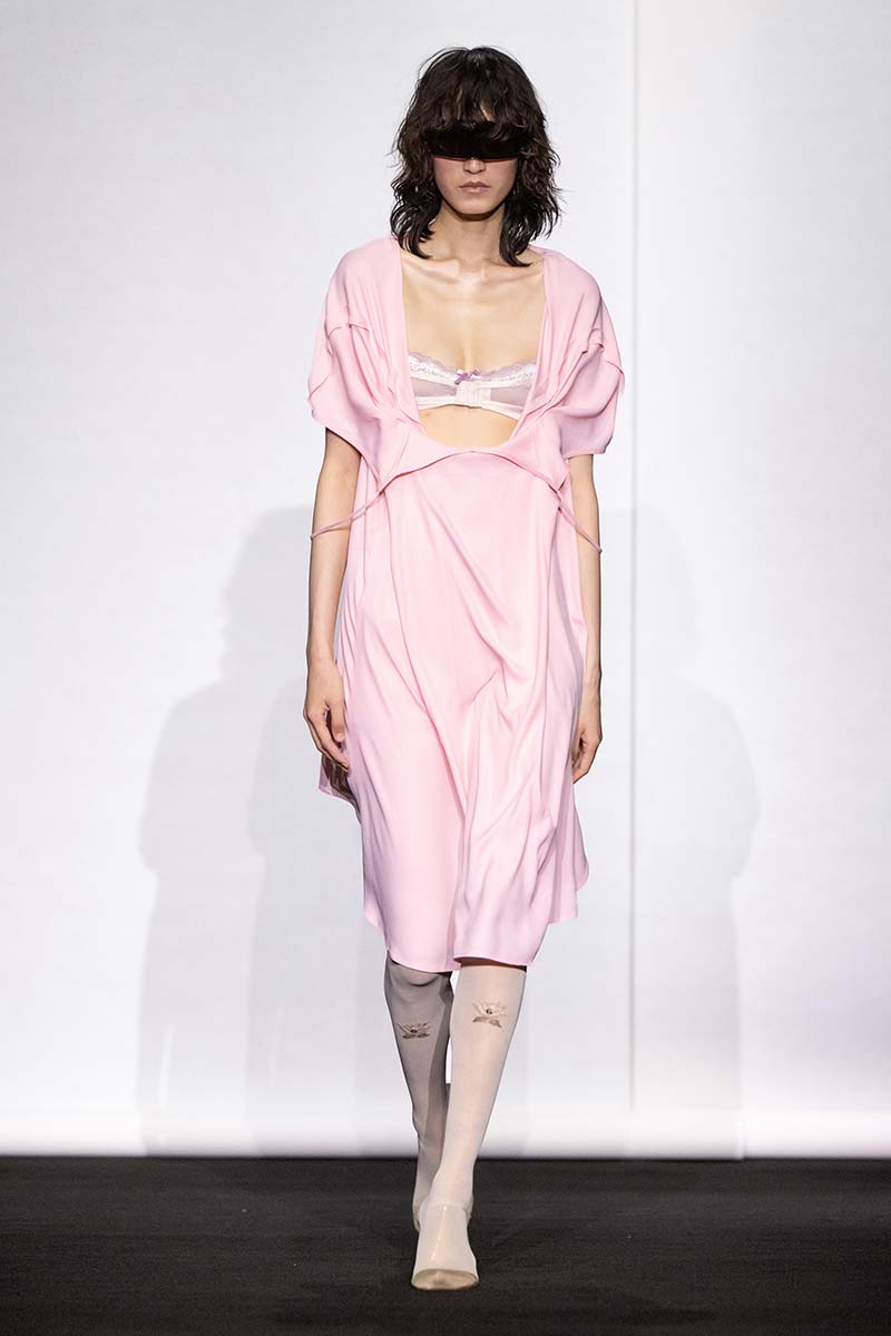 Beha met kant onder roze jurk bij MM6 Maison Margiela. Photo courtesy of MM6 Maison Margiela