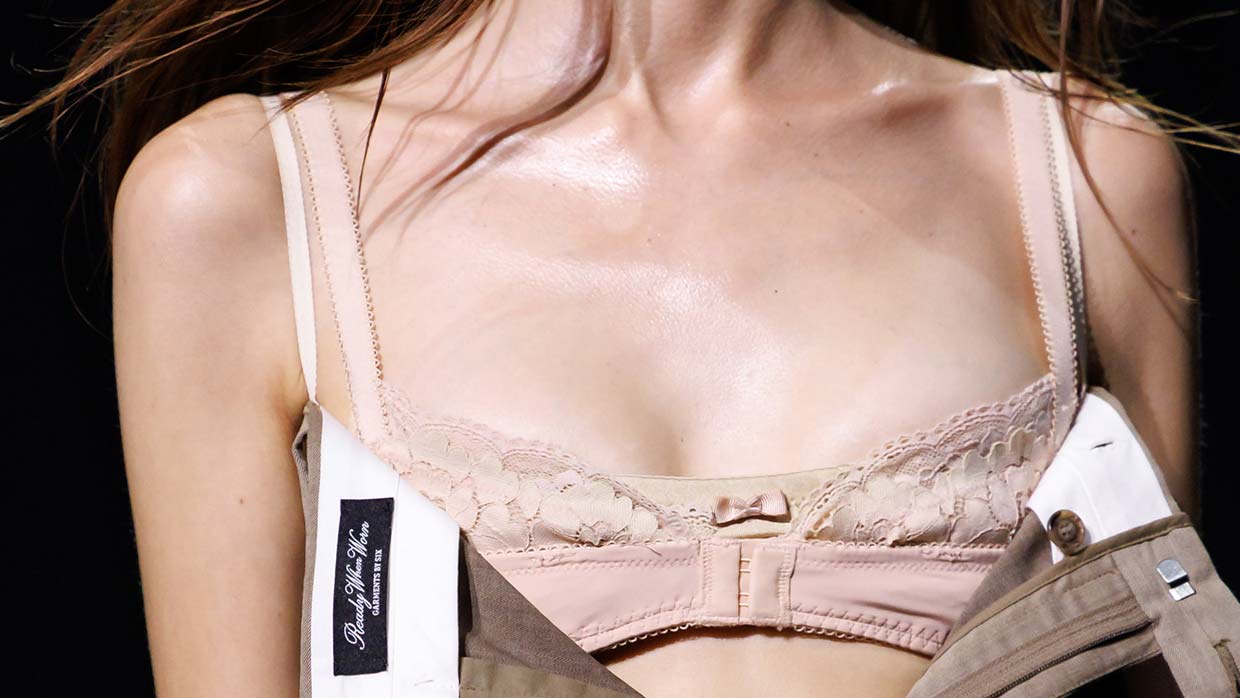 Nude beha onder 'rokjurk' voor zomer 2027 bij MM6 Maison Margiela. Photo by MM6 Maison Margiela