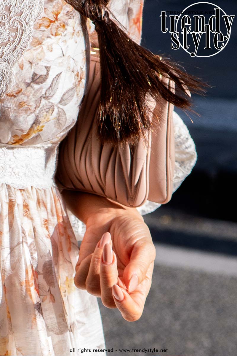 Lange amandelvormige nagels met een zachte perzikroze nagellakkleur. Foto Charlotte Mesman