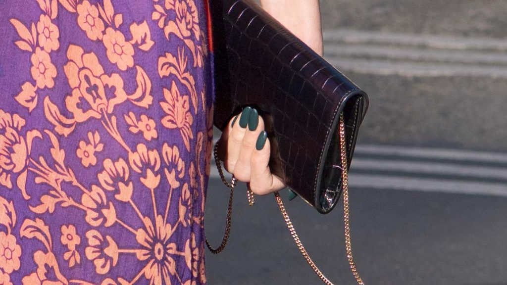 Donkergroene nagellak in plaats van zwart voor een geraffineerde nail look. Foto Charlotte Mesman