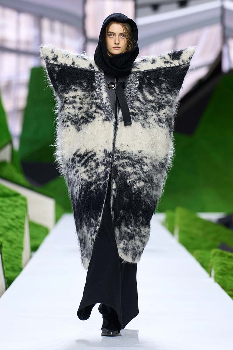Oversized jas met extreme schouders bij Louis Vuitton voor herfst/winter 2026-2027. Niet draagbaar, maar wél kenmerkend voor de sculpturale trend. Photo courtesy of Louis Vuitton