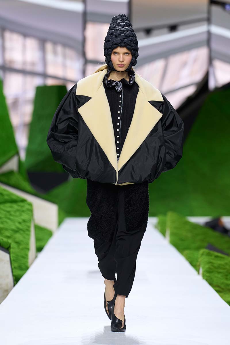 Jack met grote kraag en extreem volume bij Louis Vuitton. Photo courtesy of Louis Vuitton
