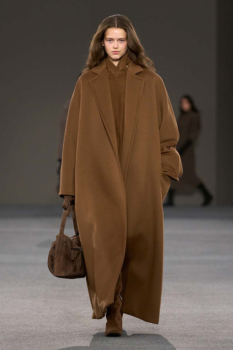 Ronde, oversized vormen voor de klassieke lange jas. Photo courtesy of Max Mara