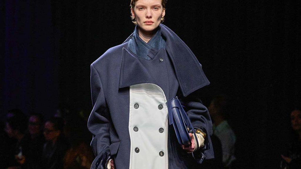 Zo zien de oversized winterjassen voor herfst/winter 2026-2027 eruit. Photo courtesy of Ferragamo