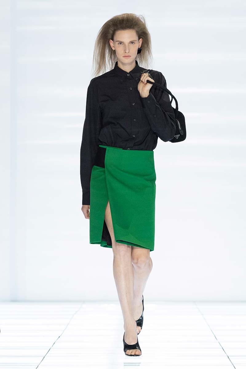 Rokn met klittenbandrand waarmee je de vorm kunt aanpassen. Photo courtesy of Prada