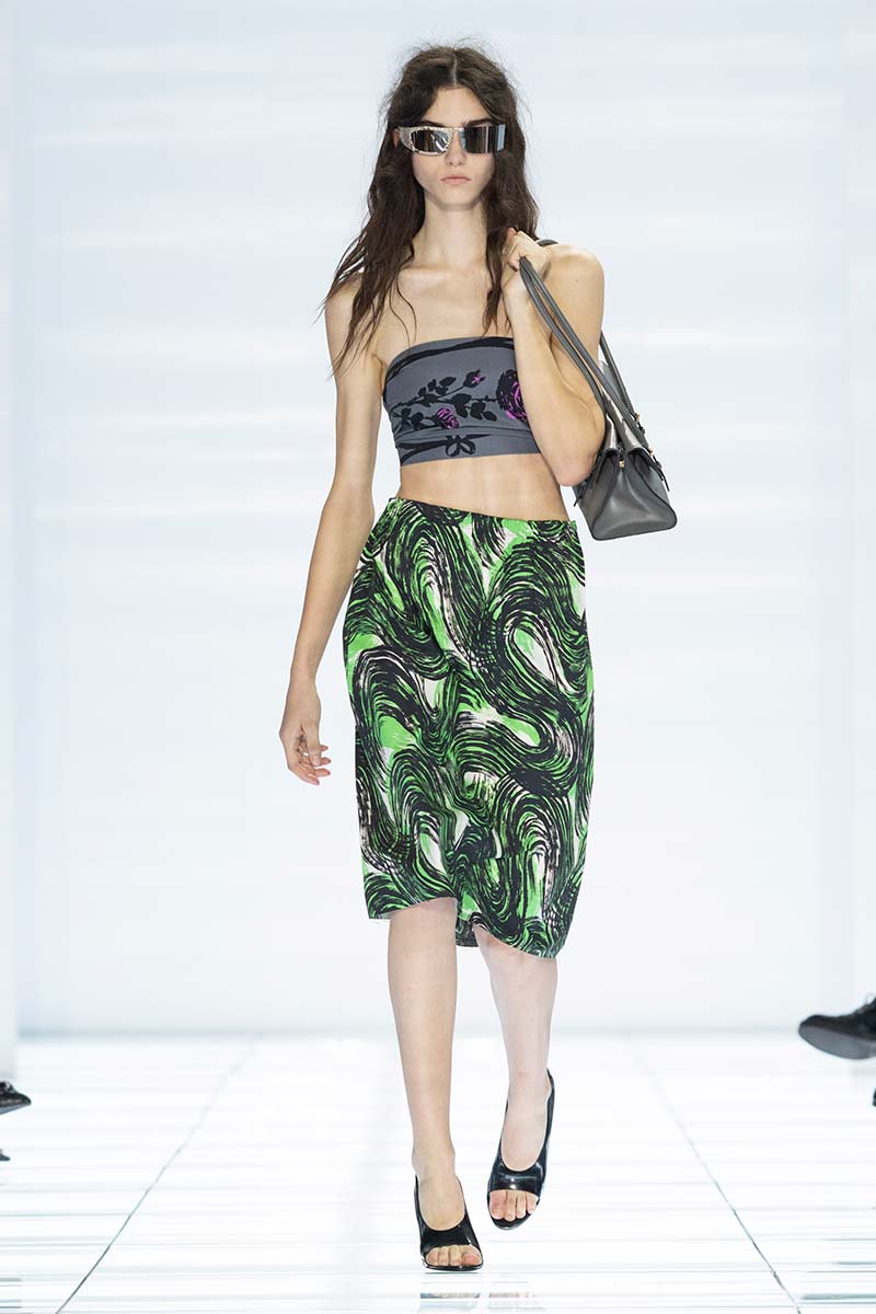 Rok met fantasie en strapless top. Photo courtesy of Prada