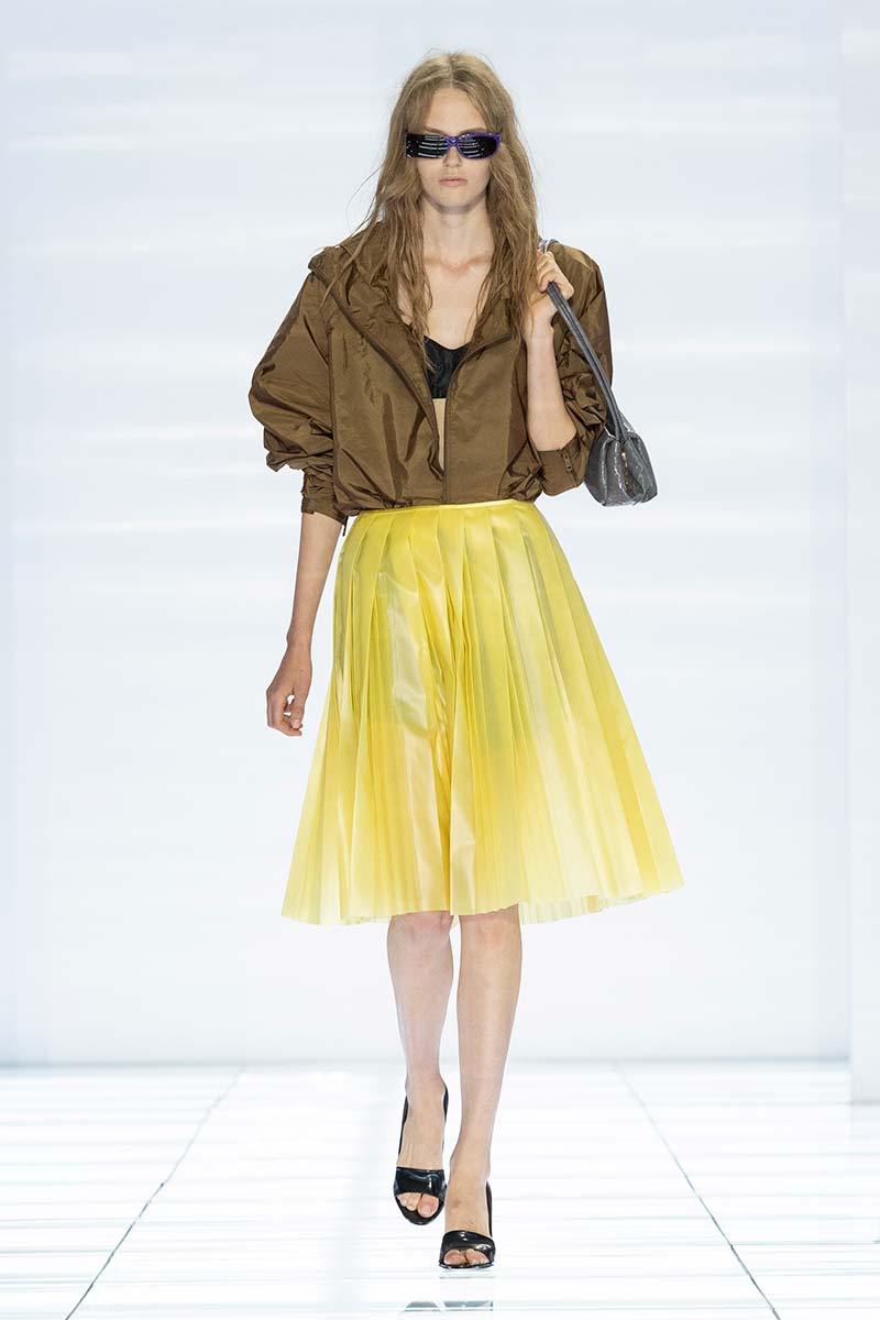 Plissé rok met beha en blouson. Photo courtesy of Prada