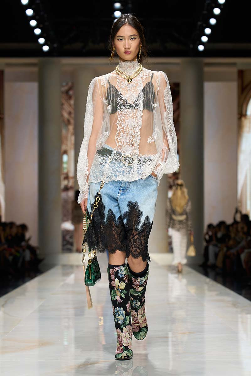 Oversized spijkershorts met zwartkanten details. Photo courtesy of Dolce & Gabbana