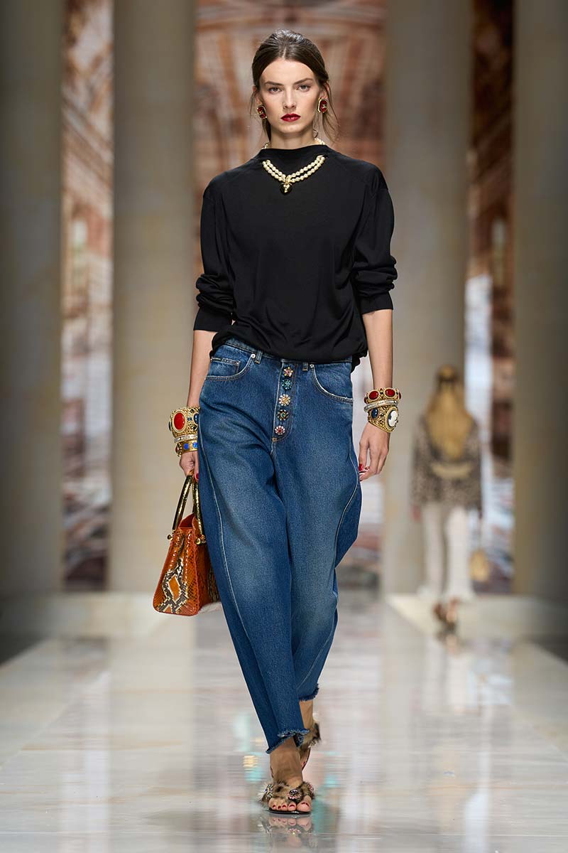 Barrel jeans met juweelknopen voor zomer 2027. Photo courtesy of Dolce & Gabbana