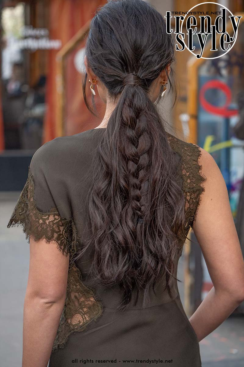 Origineel vlechtkapsel met tendrils rond het gezicht. Foto Charlotte Mesman