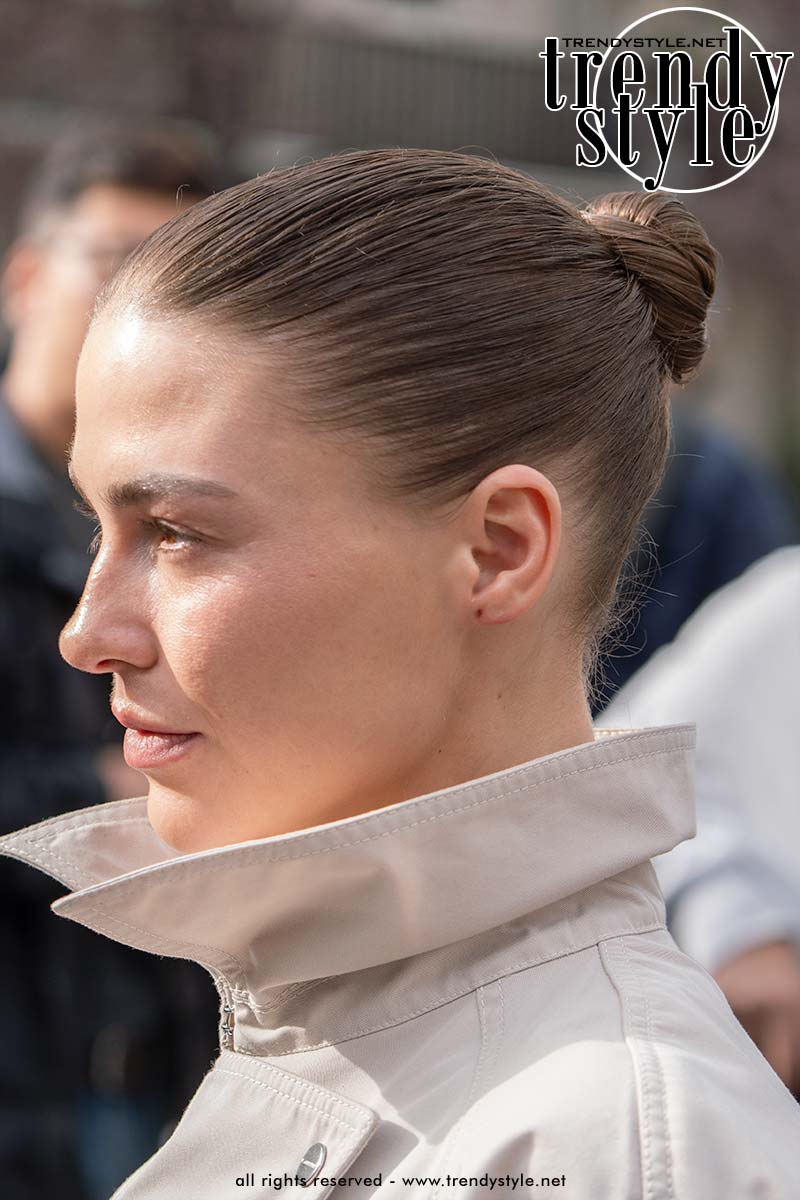Strakke 'influencer'-knot hoog op het achterhoofd. Foto Charlotte Mesman