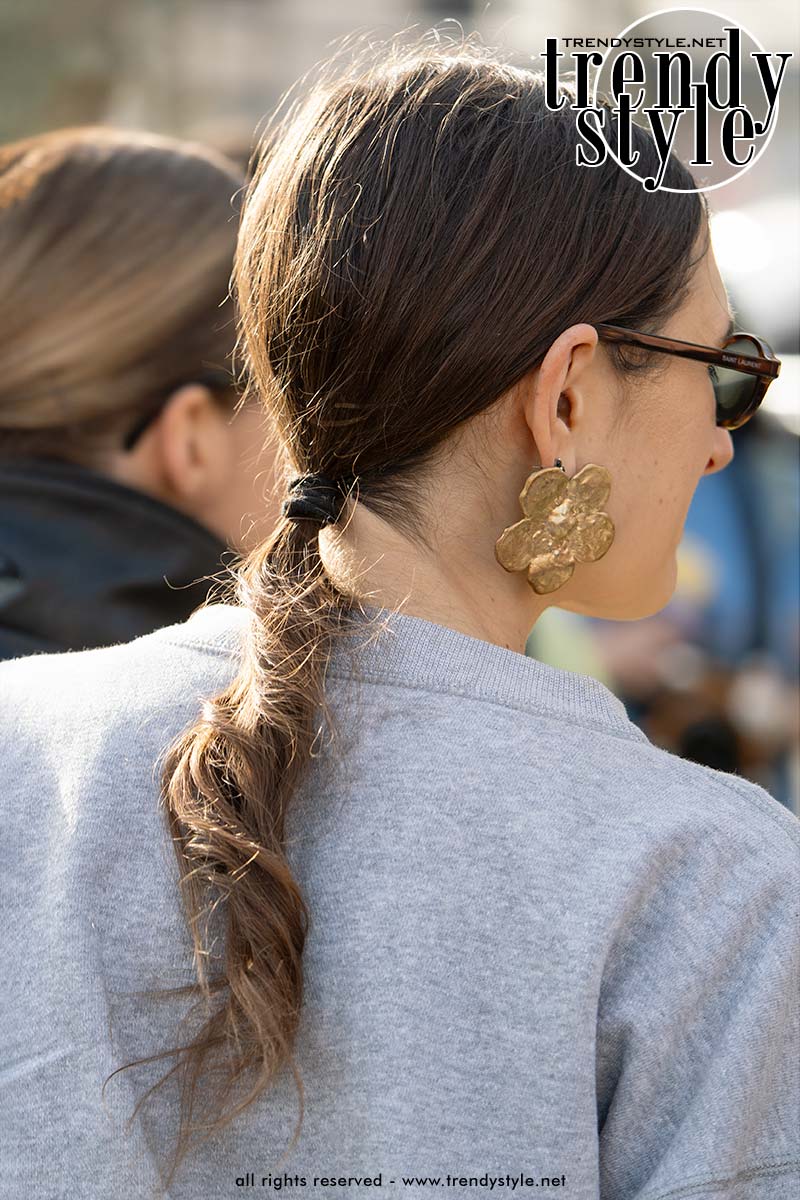 Bewust imperfecte haarstijl met warrige paardenstaart. Foto Charlotte Mesman