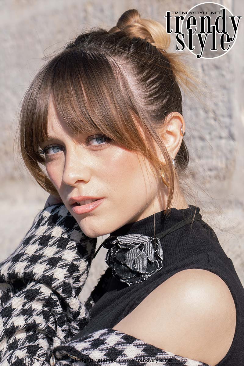 Hoge chignon met gordijntjespony. Foto Charlotte Mesman