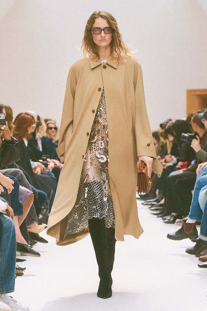 Trench coat met nonchalante uitstraling bij Celine. Photo courtesy of Celine