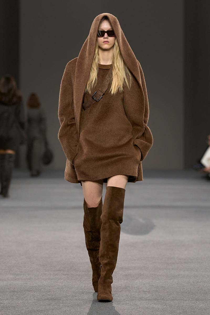 Korte jas met capuchon in zacht materiaal bij Max Mara. Photo courtesy of Max Mara