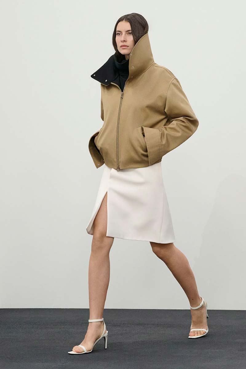 Korte jas met een moderne interpretatie van de funnel neck van Courrèges. Photo courtesy of Courrèges