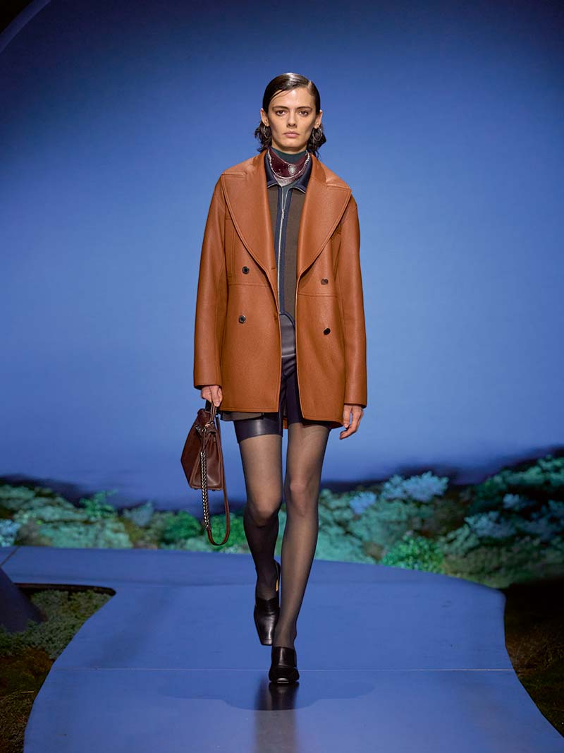 Korte leren jas met grote revers bij Hermès, gedragen op wielrennersbroekje. Photo courtesy of Hermès