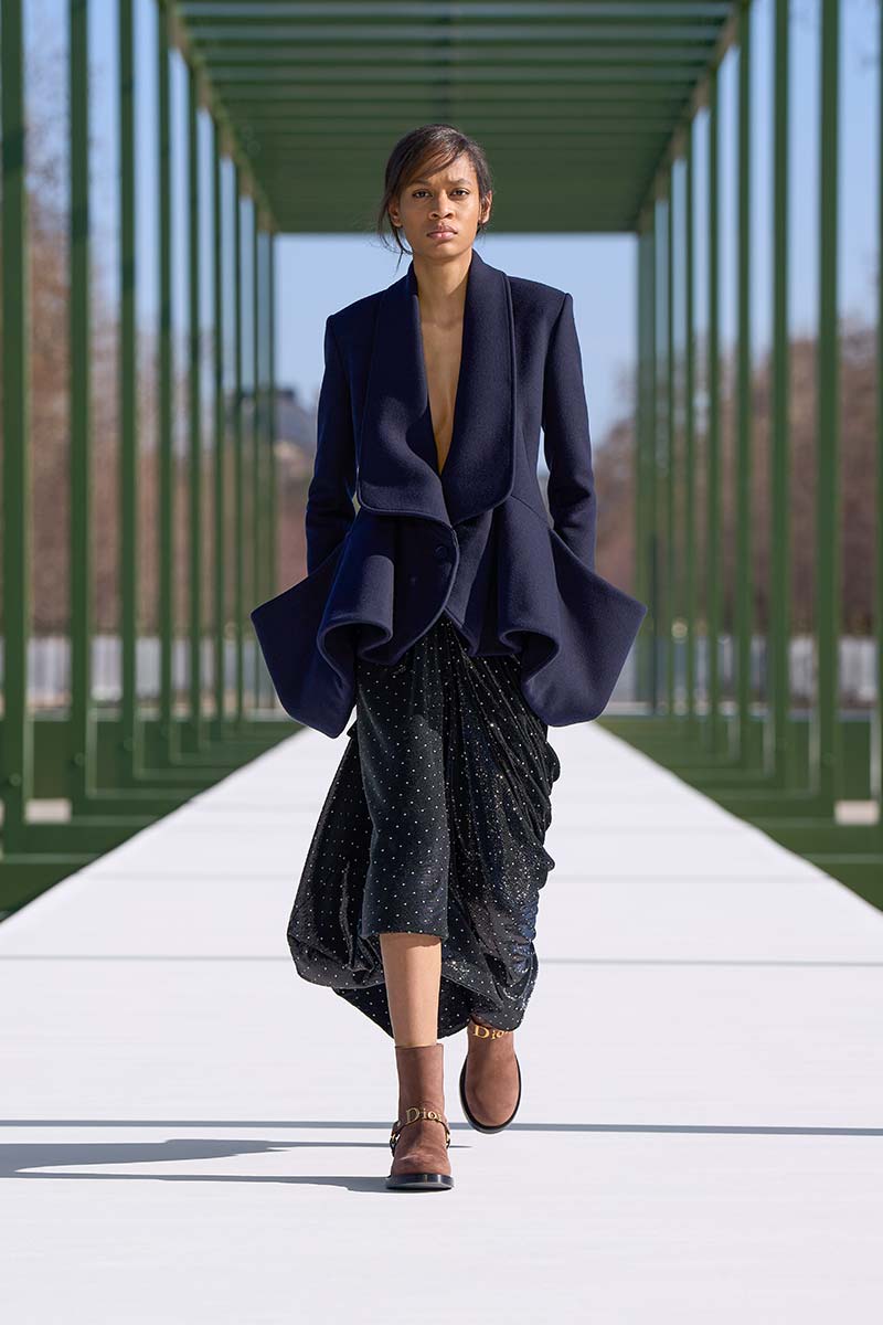 Halflange sculpturale jas met peplum bij Dior. Photo courtesy of Dior