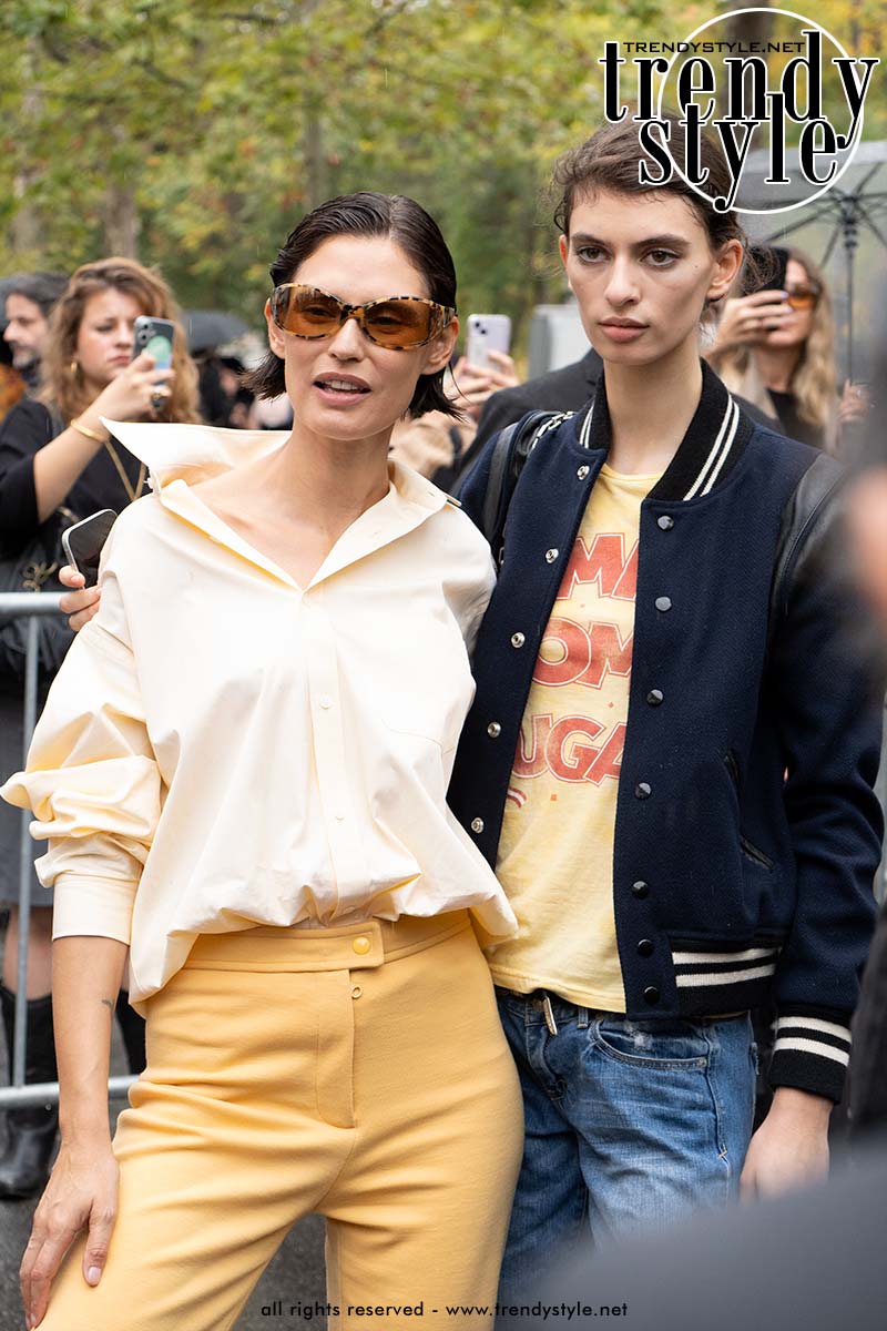 Italiaans topmodel Bianca Balti met haar dochter Mathilde Lucidi bij Courrèges tijdens de Paris Fashion Week lente/zomer 2027. Foto Charlotte Mesman