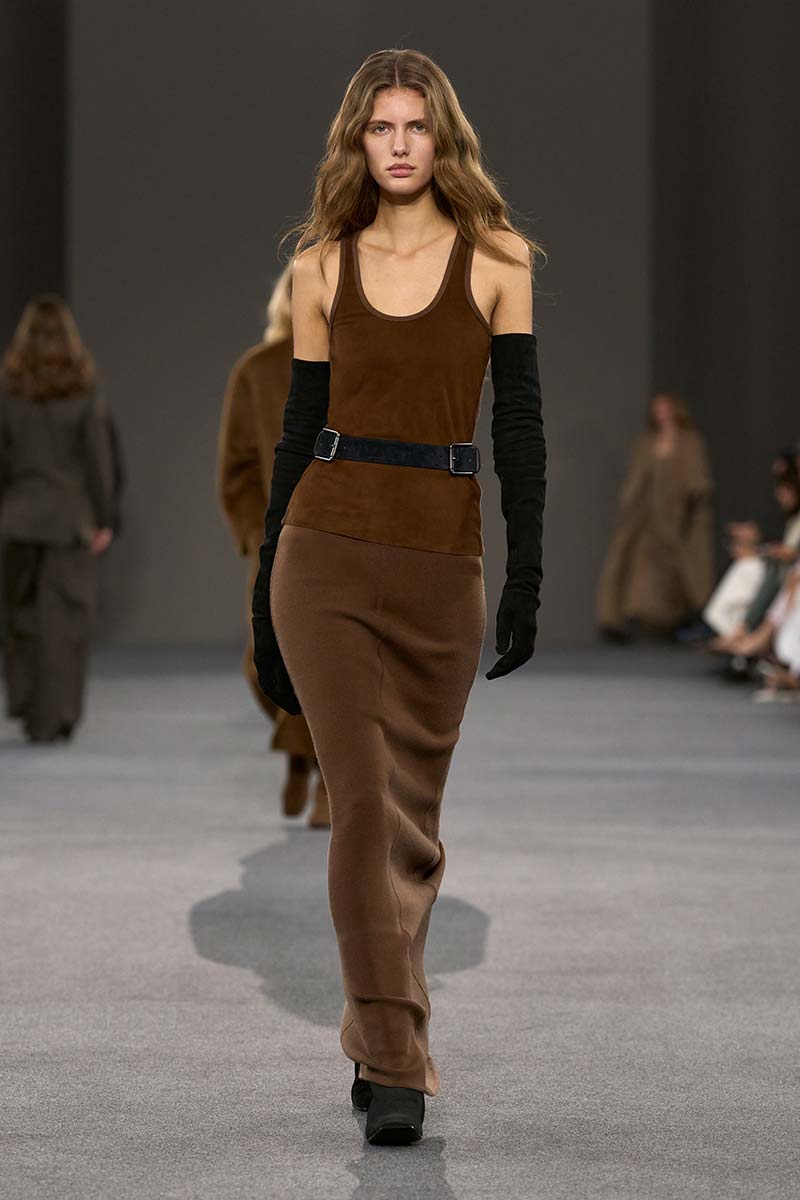 Combinaties van verschillende bruintinten en suède op de catwalk van Max Mara voor herfst/winter 2026-2027. Photo courtesy of Max Mara