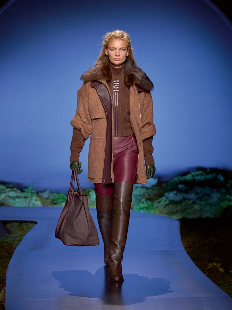 Bruintinten in combinatie met bordeauxrood bij Hermès. Photo courtesy of Hermès