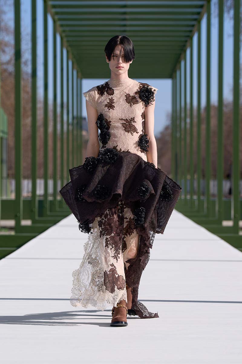 Avondjurk in bruin en nudekleurig kant bij Dior. Photo courtesy of Dior