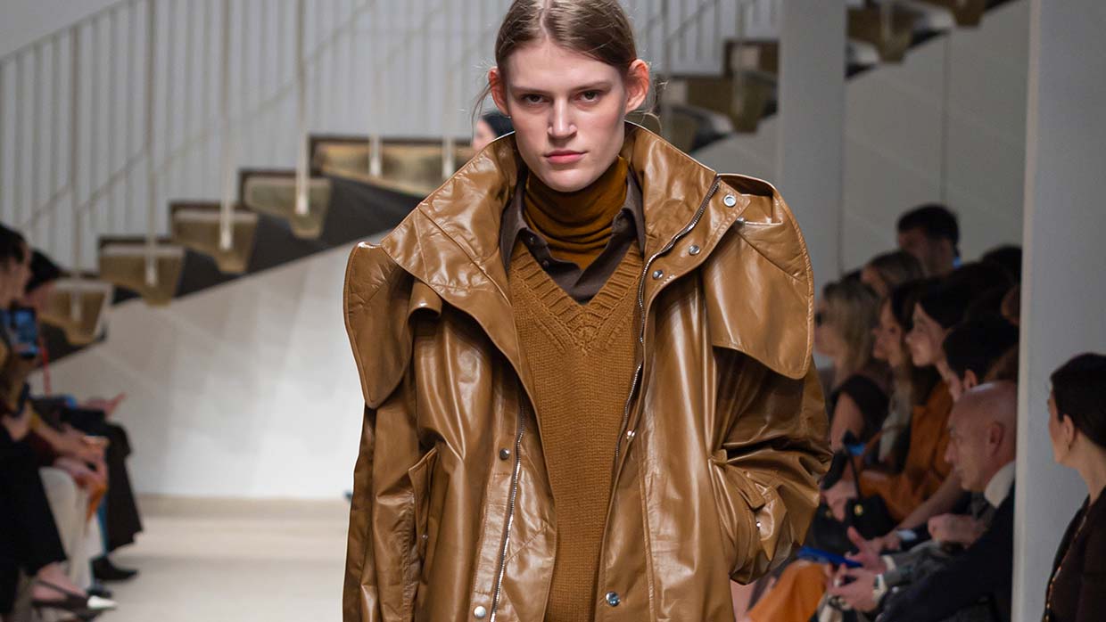 Modetrends winter 2026: bruin is het nieuwe zwart. Photo courtesy of Tod's