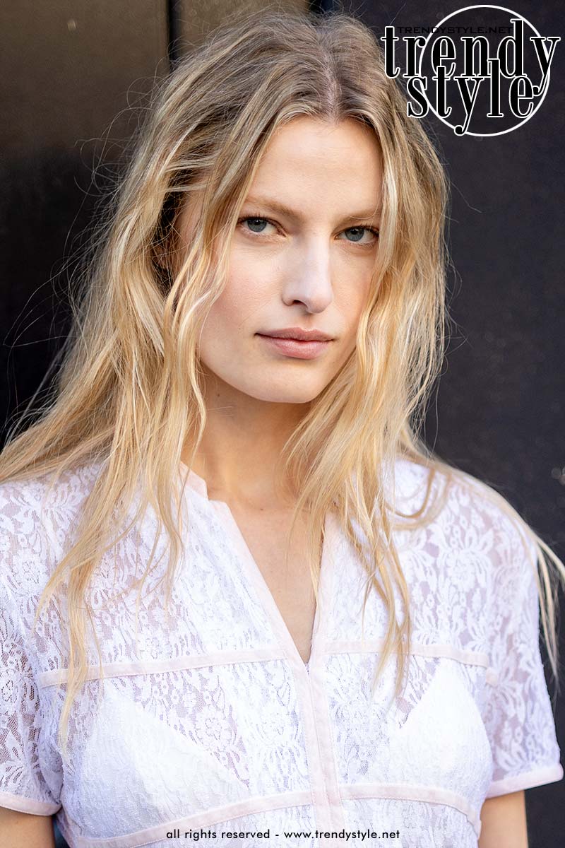 Lang los haar met een gewild pluizige textuur en getoupeerde rond de middenscheiding bij Sacai tijdens de Paris Fashion Week lente/zomer 2027. Foto ADVERSUS