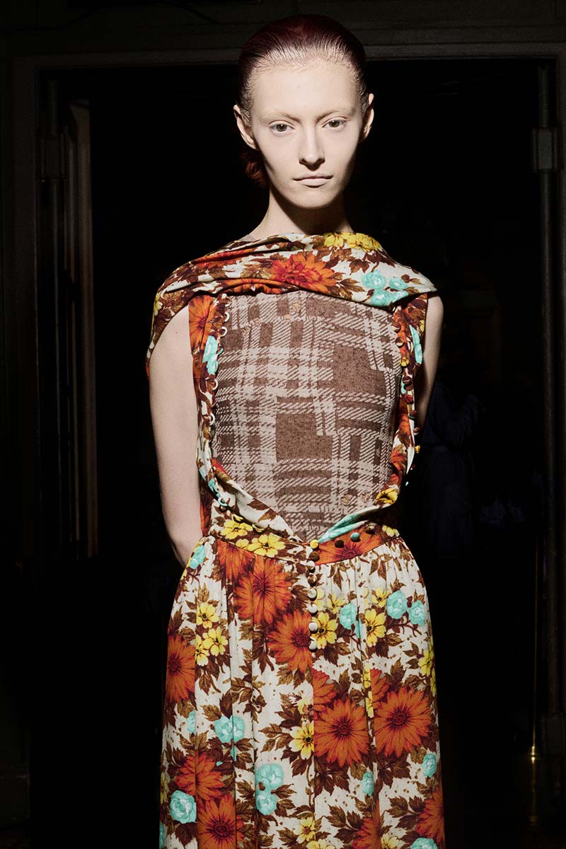 Opzettelijke grijze uitgroei op de catwalk van Maison Margiela lente/zomer 2027. Photo courtesy of Maison Margiela