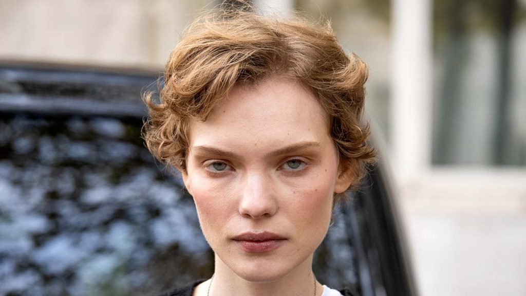Haartrends 2027. Een korte pixie cut met gecontroleerde krullen bij de modeshow van Chloé lente zomer 2027. Foto Charlotte Mesman