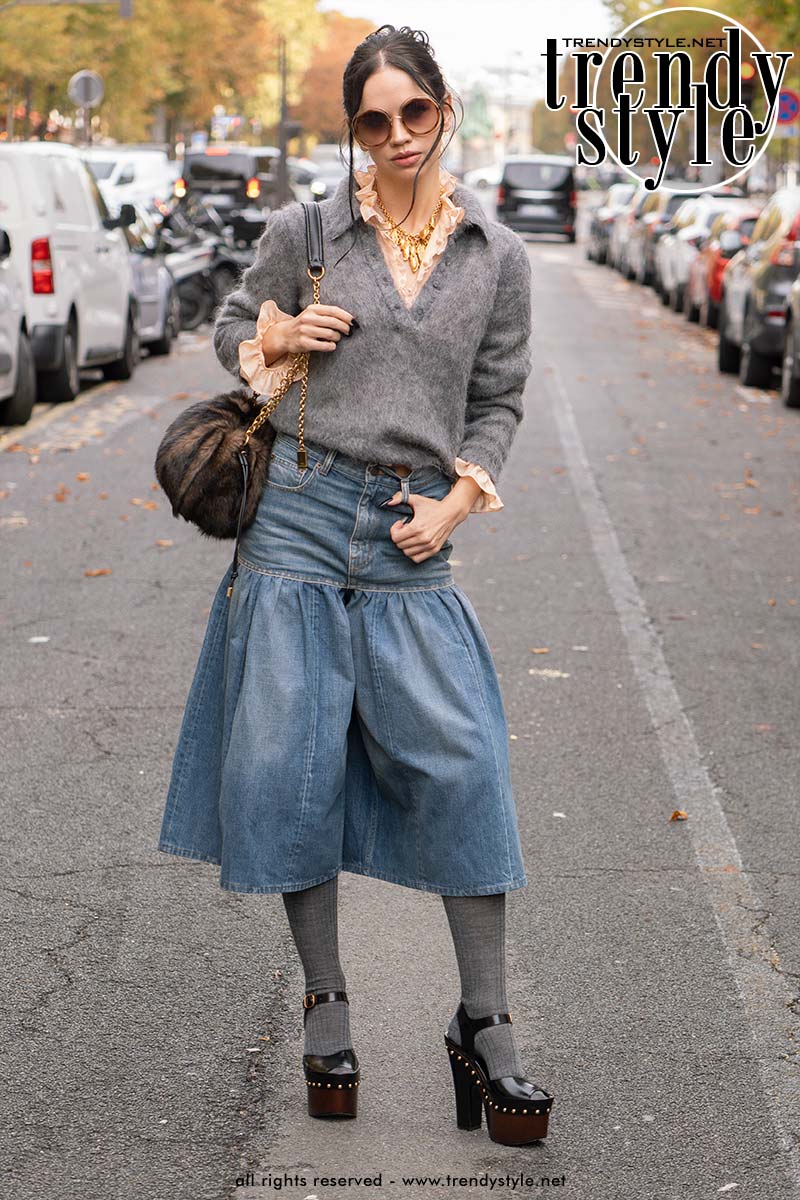 Romantische jeanslook bij Chloé in Parijs. Foto Charlotte Mesman