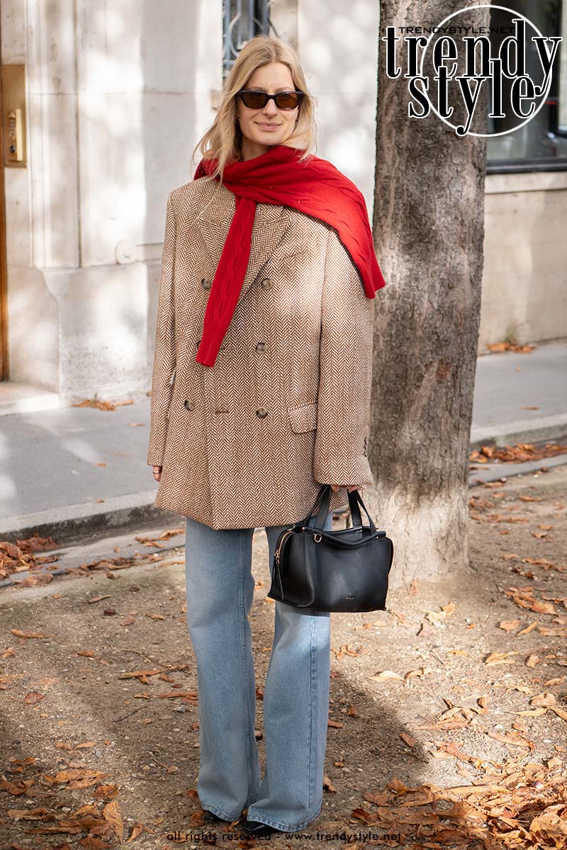 Vintage leren jacks, klassieke tweedjassen, blazers, militaire jacks. Op je jeans kun je van alles dragen. Op deze foto een mooie tweedjas met trui om de schouders. Foto Charlotte Mesman