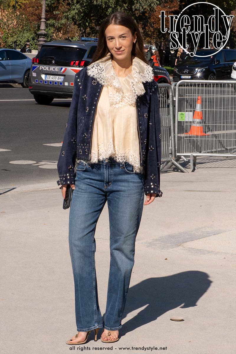 Rechte spijkerbroek met romantische blouse en jasje met decoraties. Foto Charlotte Mesman