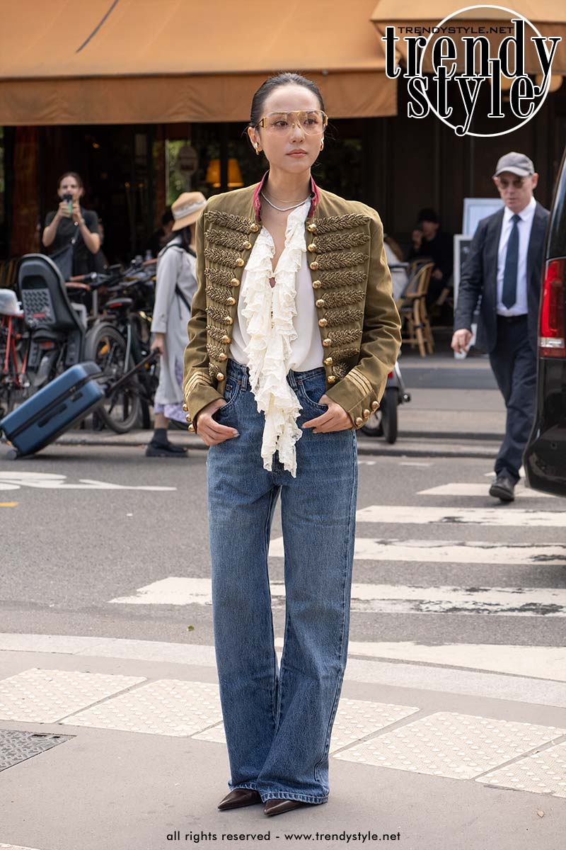 Jeans met lange pijpen en pumps met puntige neuzen zijn een geliefde combinatie. Let ook op het militaire jasje en de romantische blouse. Foto Charlotte Mesman