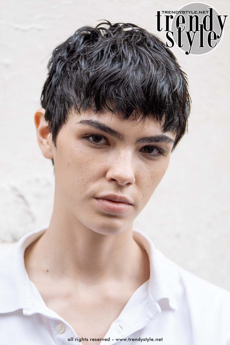 De pixie cut van Isa Chagas is sterk gelaagd geknipt en in een pony naar voren gestyled. Foto Charlotte Mesman