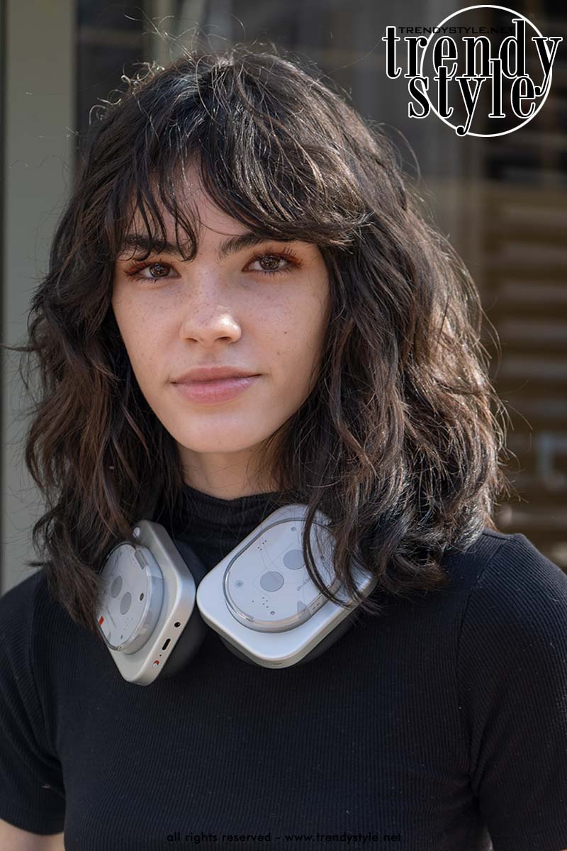 Model Isa Chagas met een krullend shag kapsel. Foto Charlotte Mesman