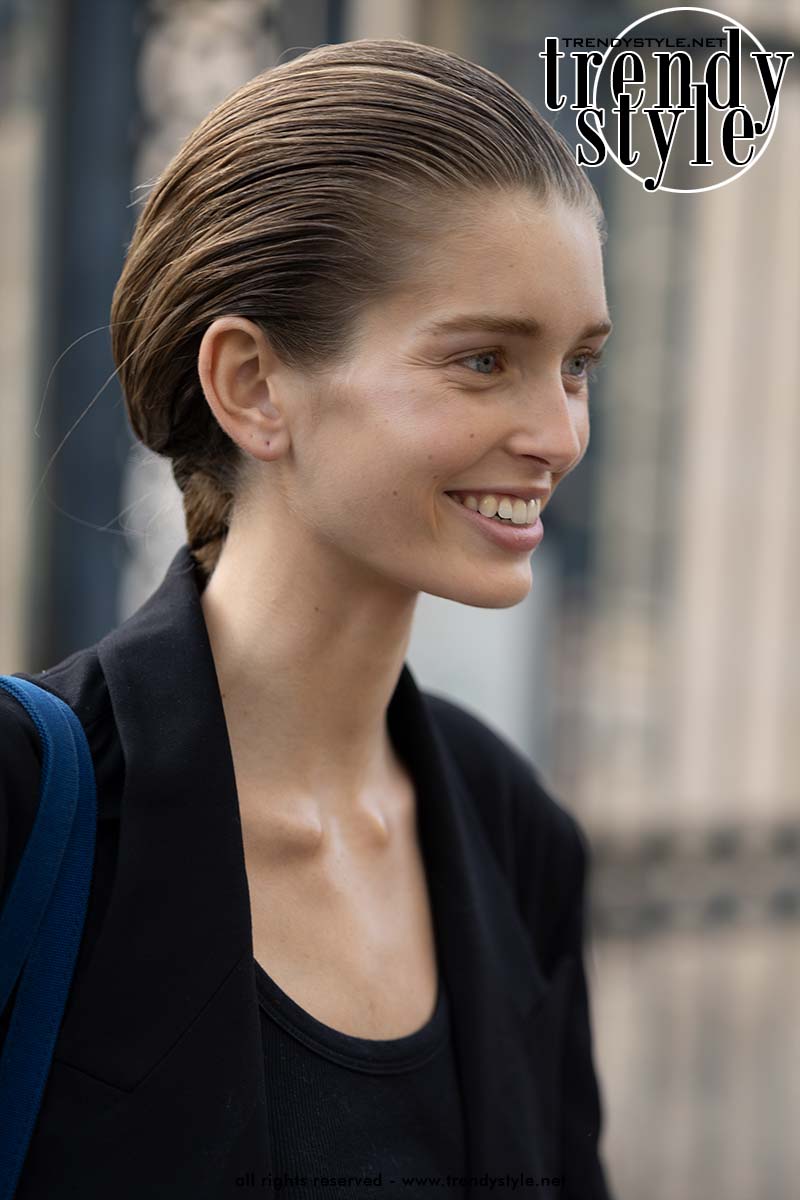 Het kapsel bij Givenchy ligt als een gladde helm om het hoofd. Foto ADVERSUS