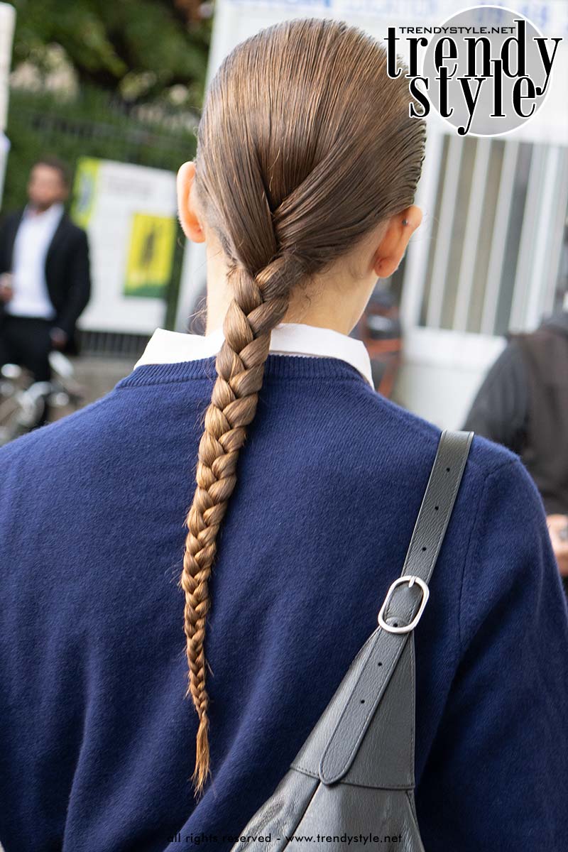 Lange superstrakke vlecht bij Givenchy. Foto Charlotte Mesman