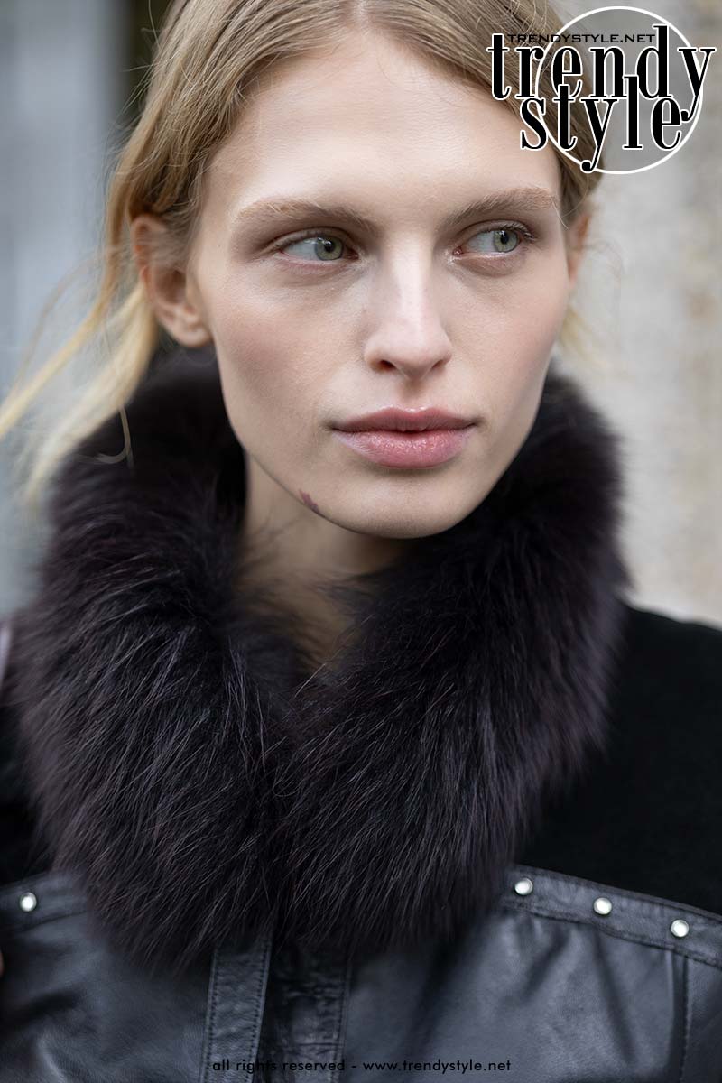Model Karolina Spakowski met romantische kapsel en losse haarlokken bij Chloé. Foto ADVERSUS