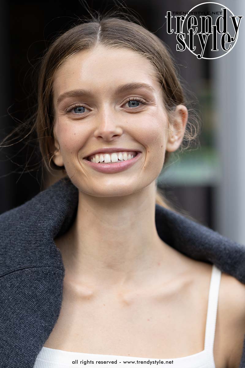 Model Stella Hanan met romantische lage paardenstaart en losse lokken. Foto ADVERSUS