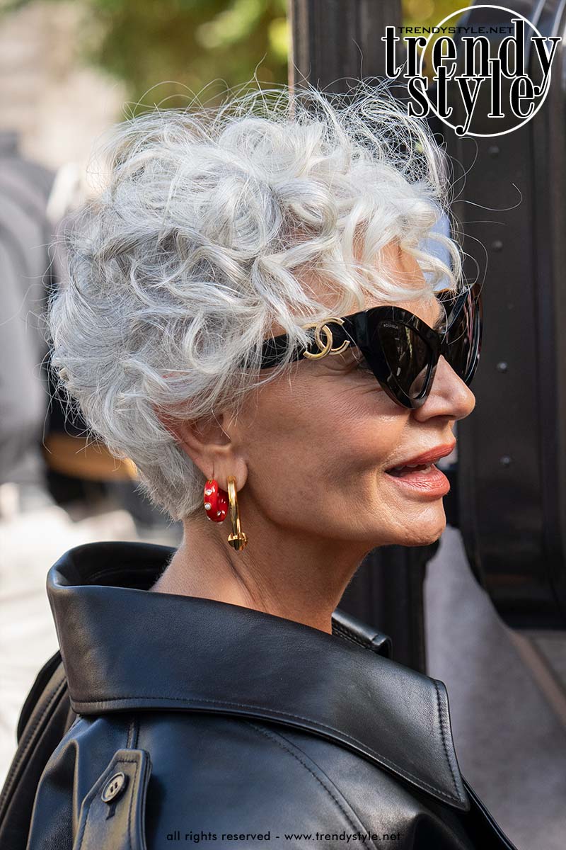 Opvallend: influencer Grece Ghanem ging van een gelaagde bob naar een korte krullende pixie. Foto Charlotte Mesman