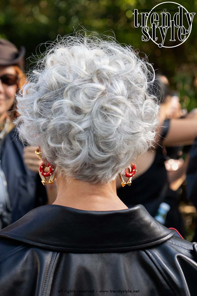 Het nieuwe korte kapsel van Grece Ghanem laat de nek vrij en doet haar oorbellen mooi uitkomen. Foto Charlotte Mesman