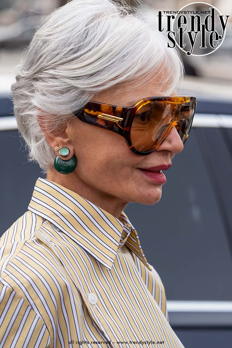 Influencer Grece Ghanem tijdens de Paris Fashion Week voor herfst/winter 2026-2027 bij de modeshow van Hermès met een zilvergrijze bob. Foto Charlotte Mesman