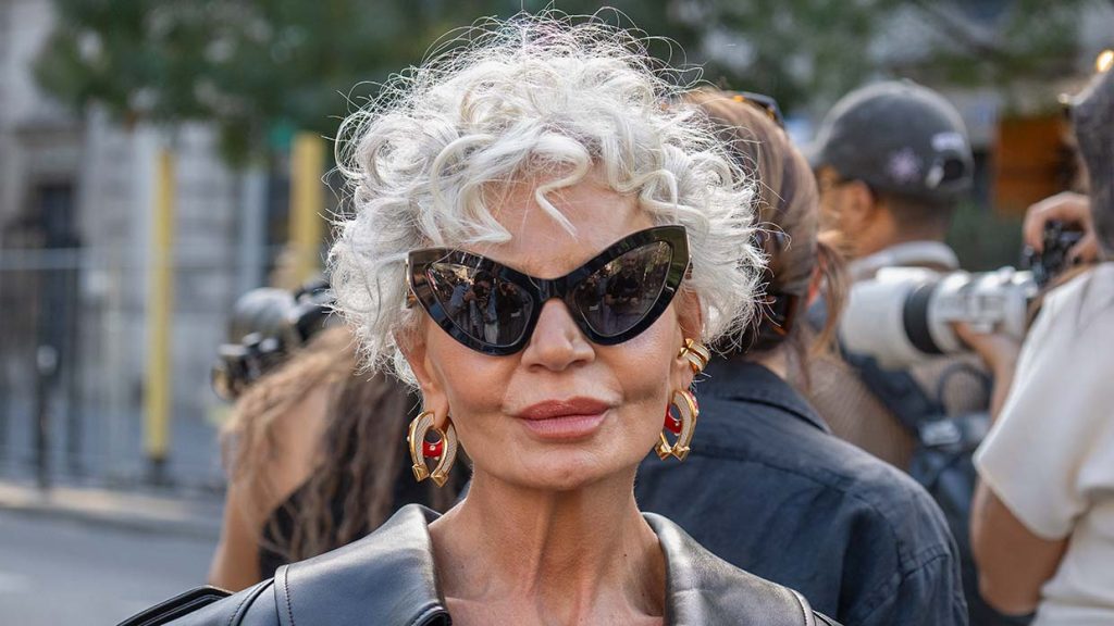 Grece Ghanem verrast met kort kapsel: de pixie is dé haartrend van de Paris Fashion Week zomer 2027. Foto Charlotte Mesman