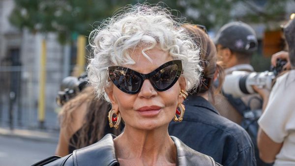 Grece Ghanem verrast met kort kapsel: de pixie is dé haartrend van de Paris Fashion Week zomer 2027. Foto Charlotte Mesman